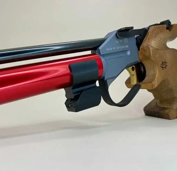 Adaptateur AirRail sur le cylindre d'air d'un pistolet à air comprimé de compétition
